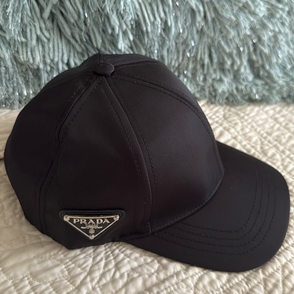 Prada black hat - Picture 1 of 5